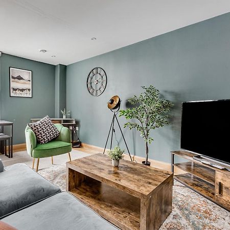 צ'רטסי Homely 2 Beds Apt Up To 5 Guests-Wifi By Tent Serviced Apartments מראה חיצוני תמונה